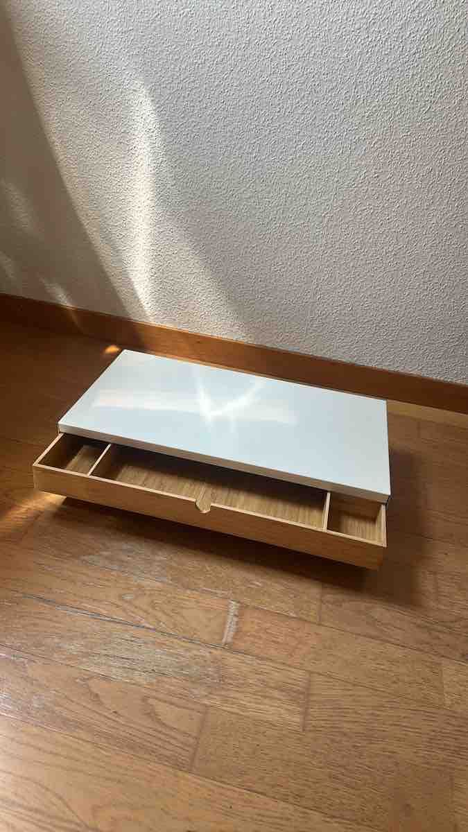 Ikea Scrivanie: IKEA ELLOVEN Monitorerhöhung mit Schublade, weiß – Usato da Zürich venduto da Cavlli