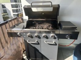 Gasgrill mit Seitenkocher, vier Brenner, Zustand okay