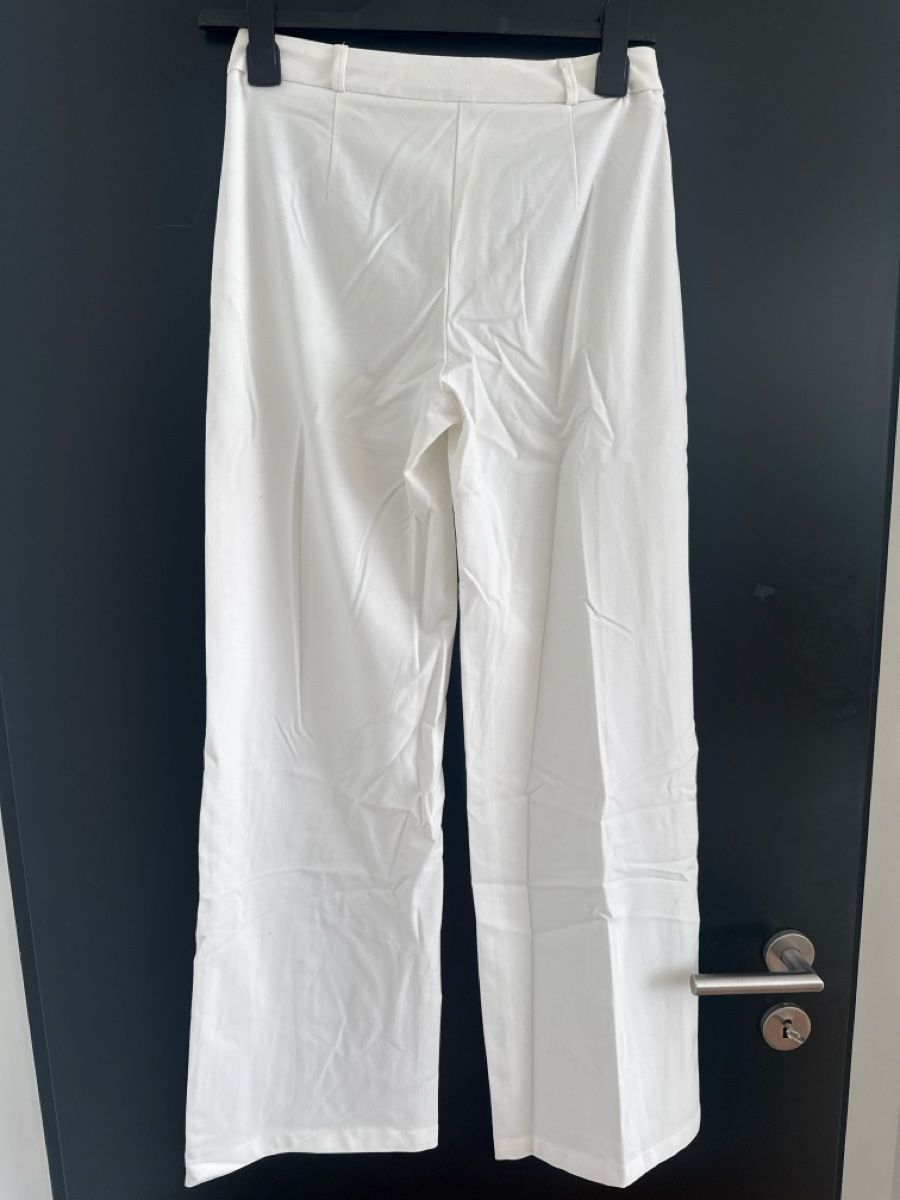 Bershka Pantalons: Weisse Anzugshose – D'occasion à St. Niklausen LU par car_2562 1