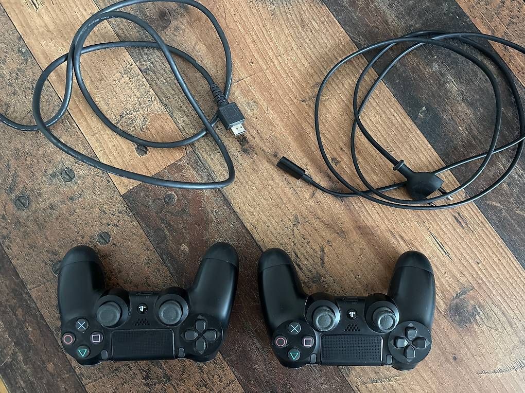 Console: PlayStation 4 inkl. 2 Controller und Zubehör  – Usato da Bellach venduto da pat_8tvj 2
