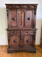 Holzschrank mit schmucken Schnitzereien, Antikoptik
