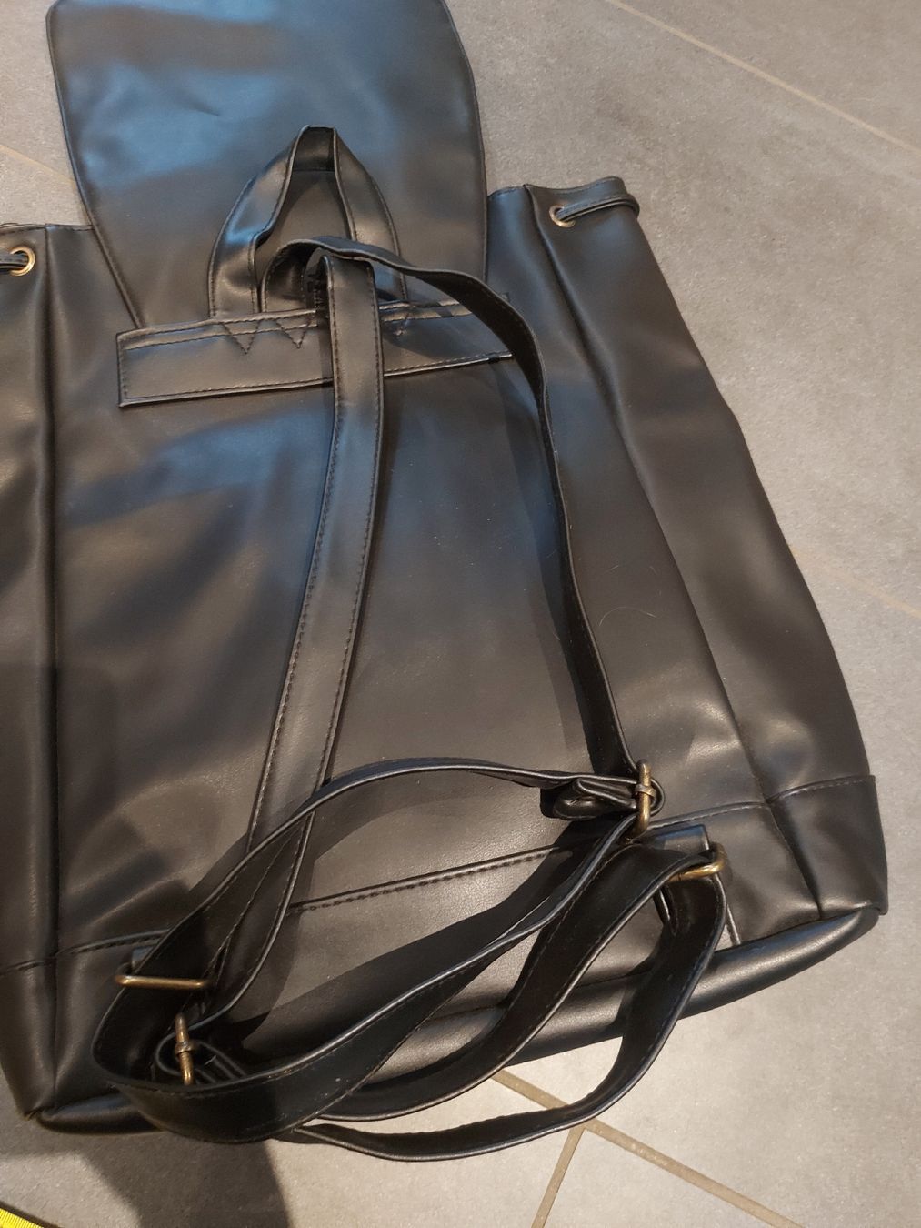 Zaini: Schicker schwarzer Rucksack für Alltag oder Freizeit – Nuovo (secondo la descrizione) da Trimbach venduto da Shanja99 3
