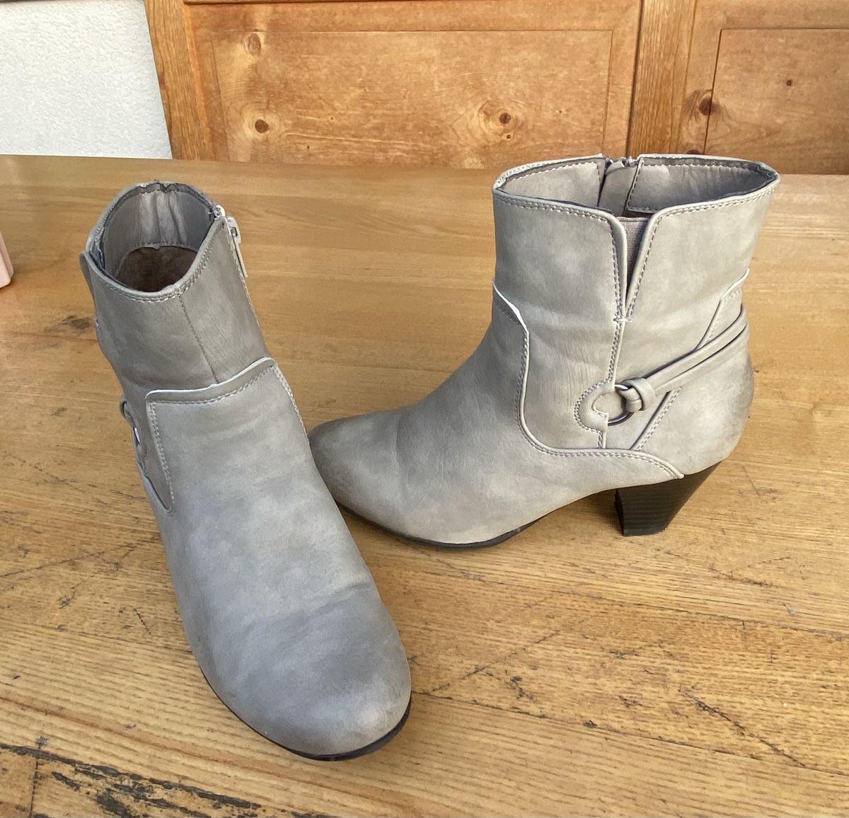 Scarpe da donna: Stiefeletten Vintage Look Gr. 38 hellgrau Cityline – Usato da Fislisbach venduto da KolibriSecondhand 4