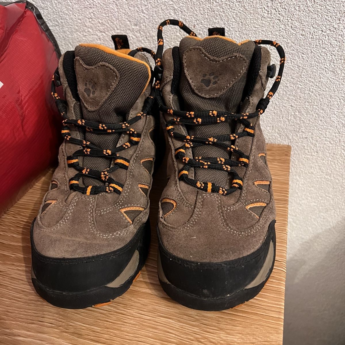 Scarpe per ragazzi: Chaussures de randonnée robustes taille 34 – Usato da Riddes venduto da Elina. 4