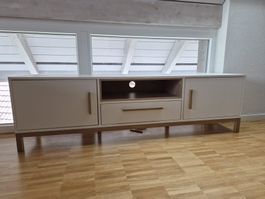 Gebrauchtes Lowboard mit Öffnungen für Fernsehkabel