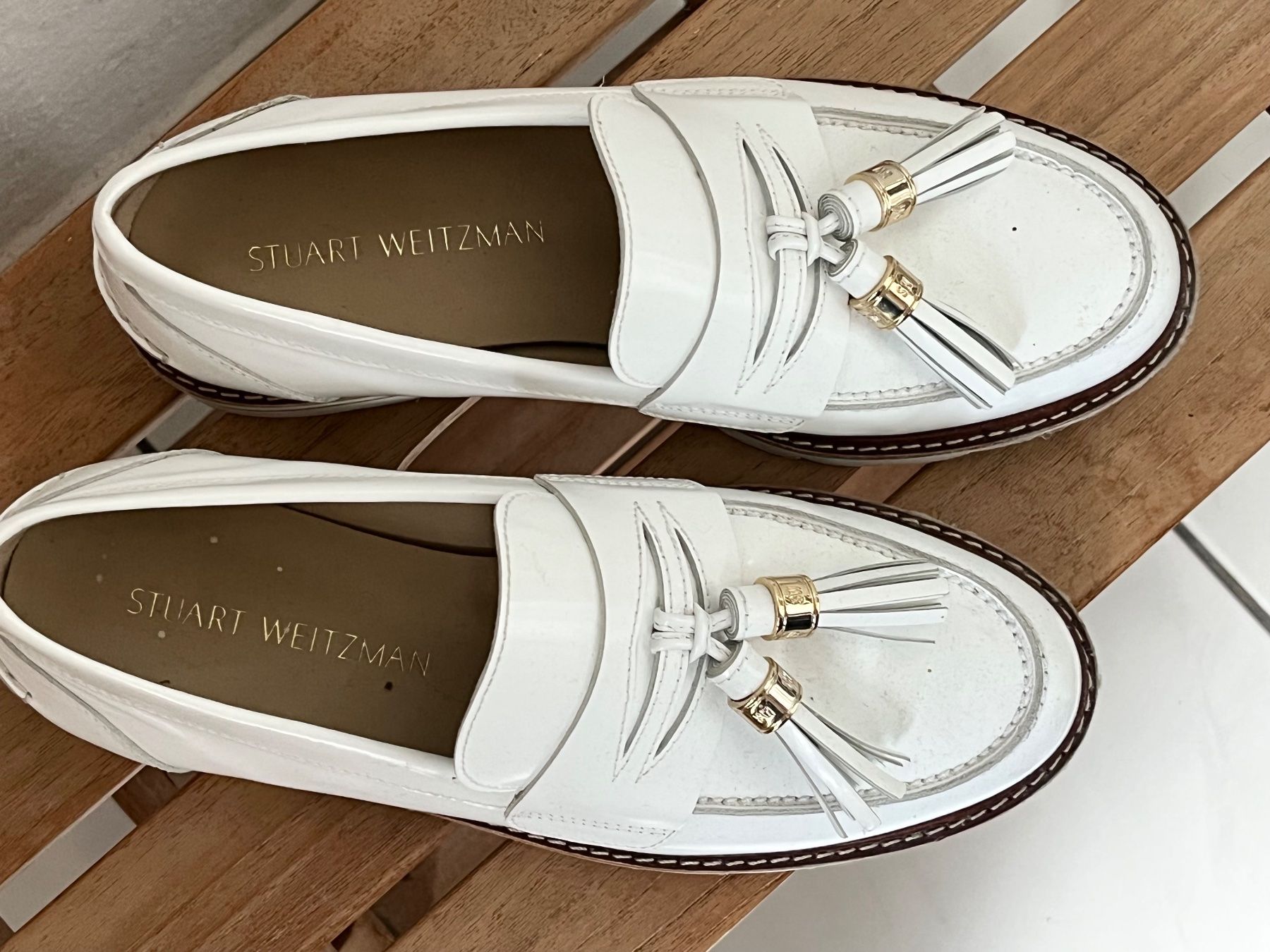 Stuart Weitzman Scarpe da donna: Stuart Weitzman: weisse Loafer mit Troddeln, 38 – Usato da Luzern venduto da ellitussi 1