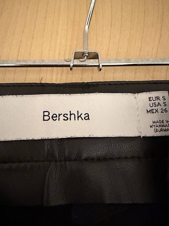 Hosen: Schwarze Kunstlederhose – Gebraucht aus Rorschach von Tara234 1