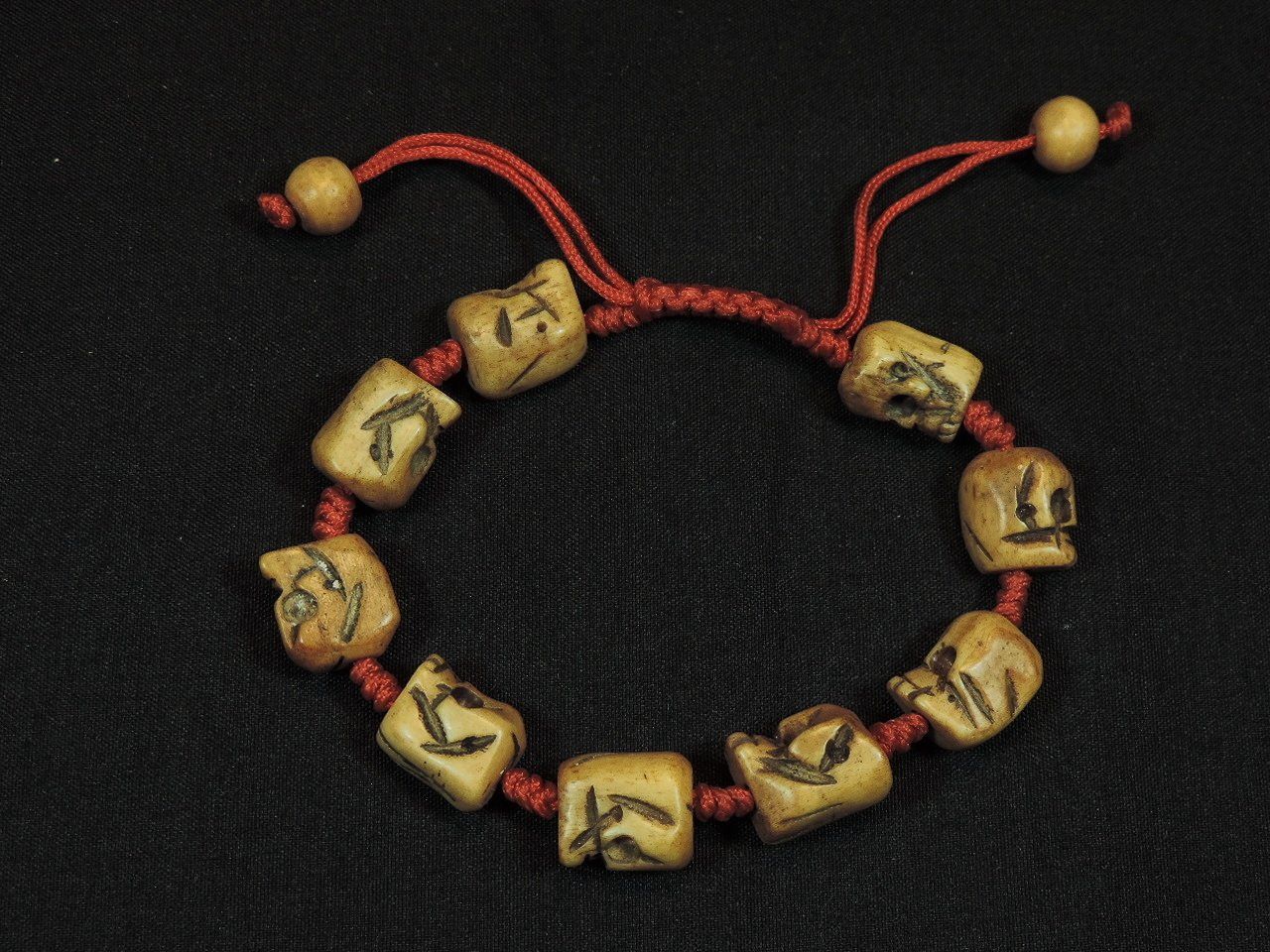 Armbänder & -reifen: Nepal Armband mit Knochenperlen an rotem Band – Gebraucht aus Duggingen von roterbambus
