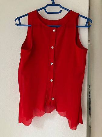 Rotes Top mit Wellensaum und Knöpfen Größe: 36 (XS/S) Neu!