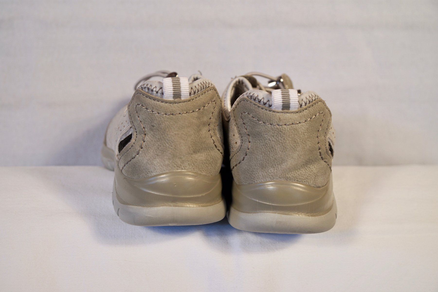 Scarpe da donna: Sneaker Grises - Taille 38 - Neuves – Usato da Haute-Nendaz venduto da Violette123 4