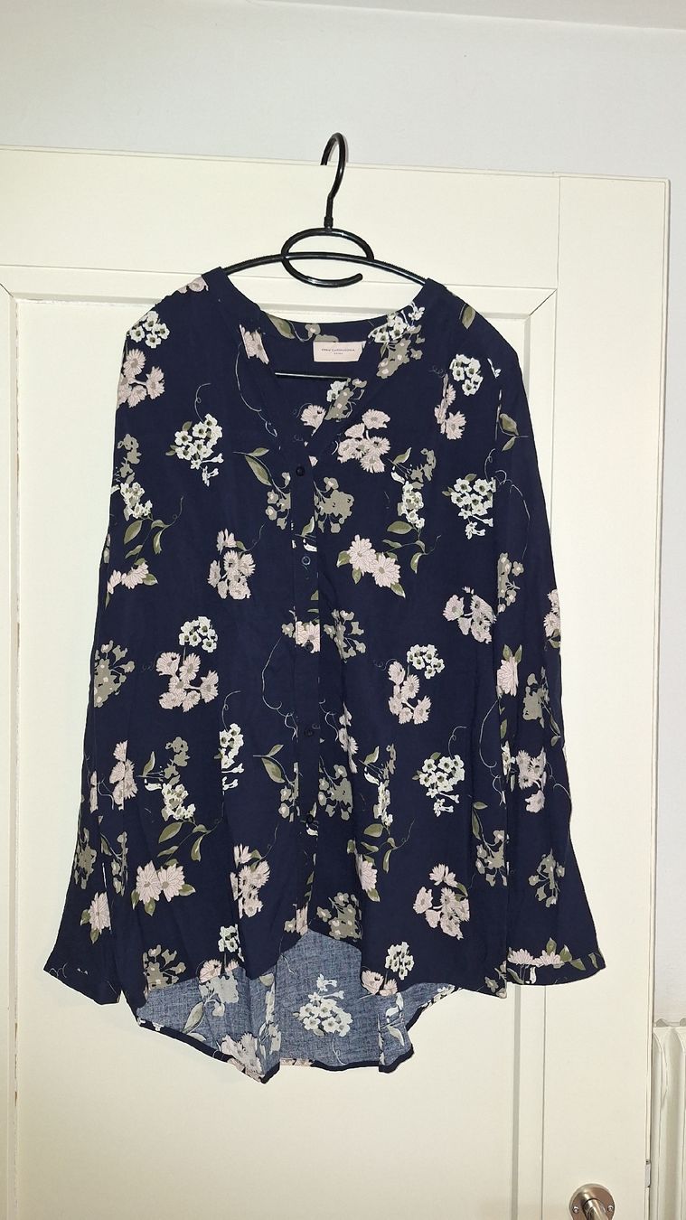 Camicette: Only Carmakoma Bluse, Gr. 44, Dunkelblau mit Blumen – Usato da Lützelflüh-Goldb venduto da bli_f2v9