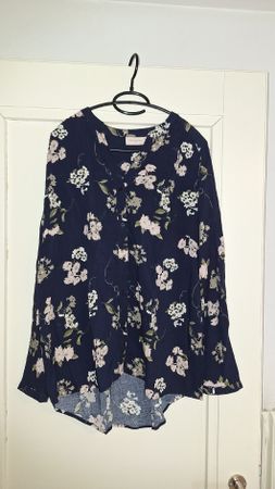 Only Carmakoma Bluse, Gr. 44, Dunkelblau mit Blumen