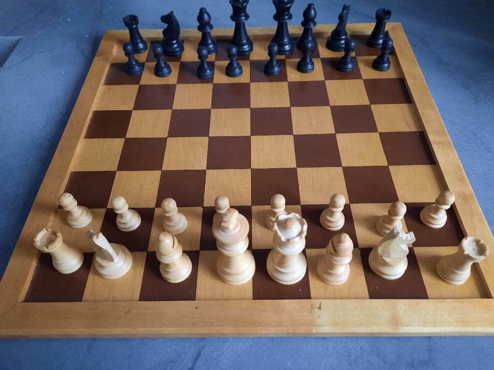 Ancien JEU D'ÉCHECS, avec ECHIQUIER (D'occasion) à pour CHF 25 - avec