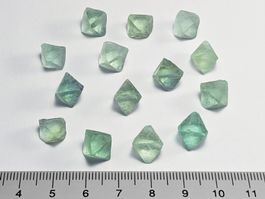 grüne Fluorit Oktaeder Kristalle 9 bis 12mm, 14Stk.