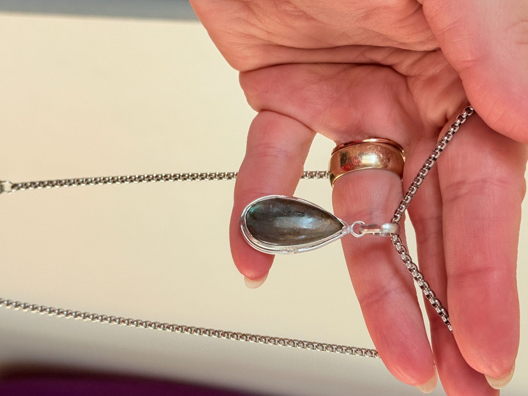 Catenine: Collier avec pendentif en labradorite naturelle – Nuovo e nell'imballaggio originale da Genève venduto da AGBERG 3
