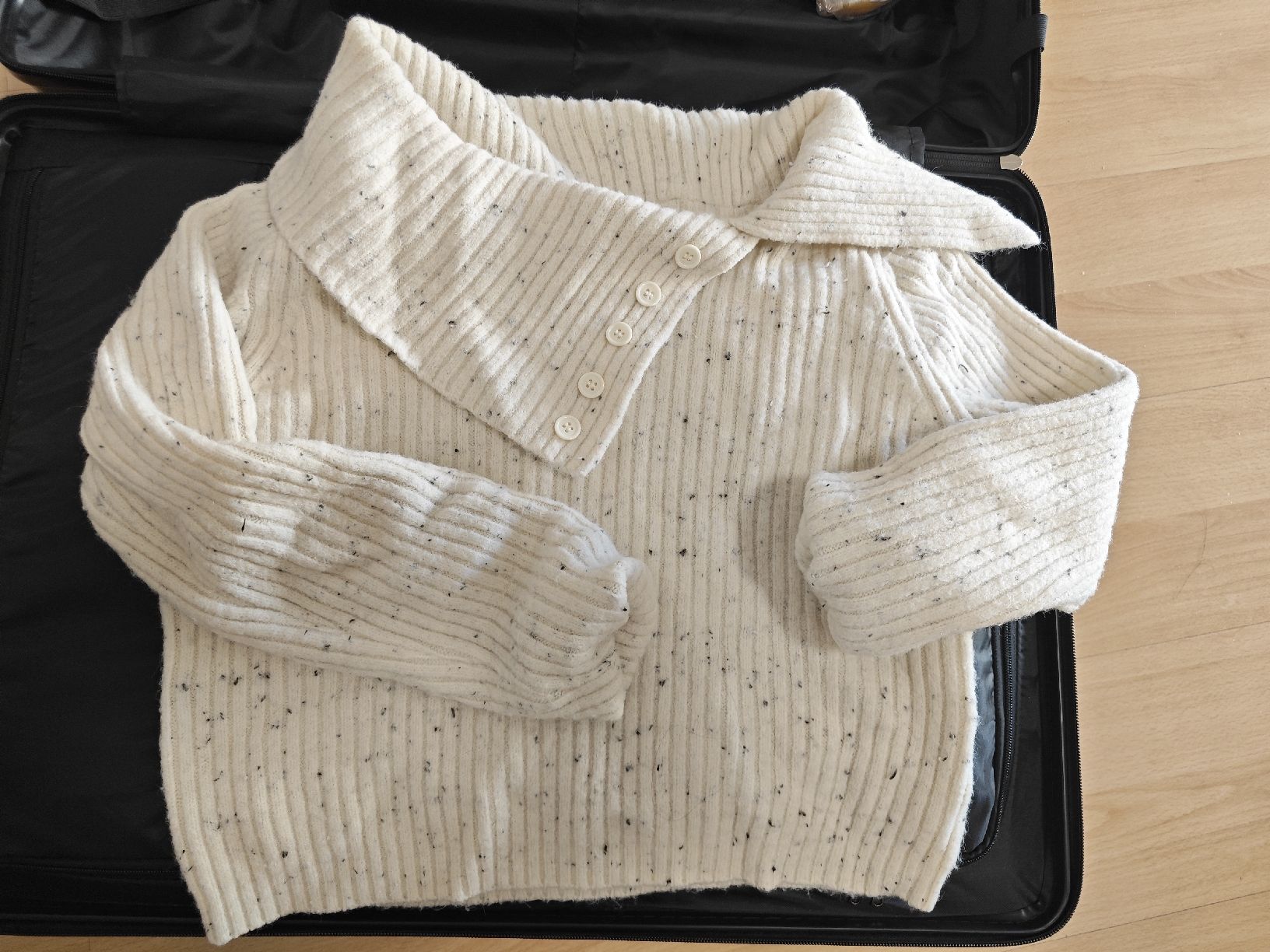 Pullover & Sweatshirts: Pullover beige Melange Kragen mit Knöpfen Grösse M – Gebraucht aus Genève von lim_gch8