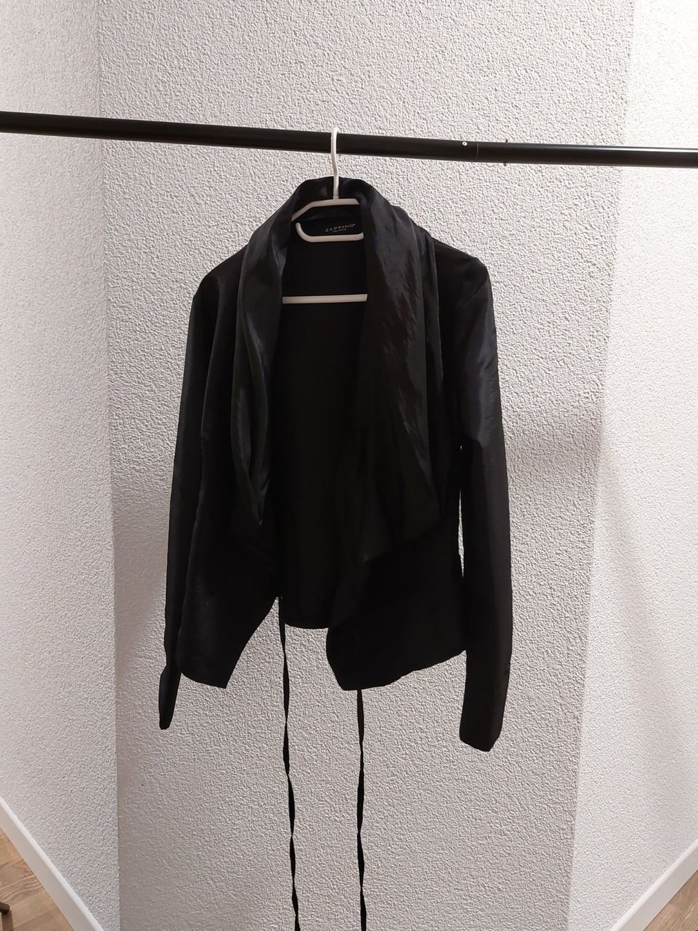 Giacche: Schwarze Jacke mit Gürtel – Usato da Gunzwil venduto da 11G11