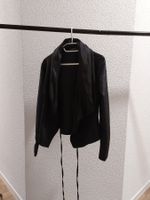 Schwarze Jacke mit Gürtel