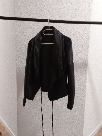 Schwarze Jacke mit Gürtel