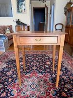Petite table d'appoint en bois avec tiroir