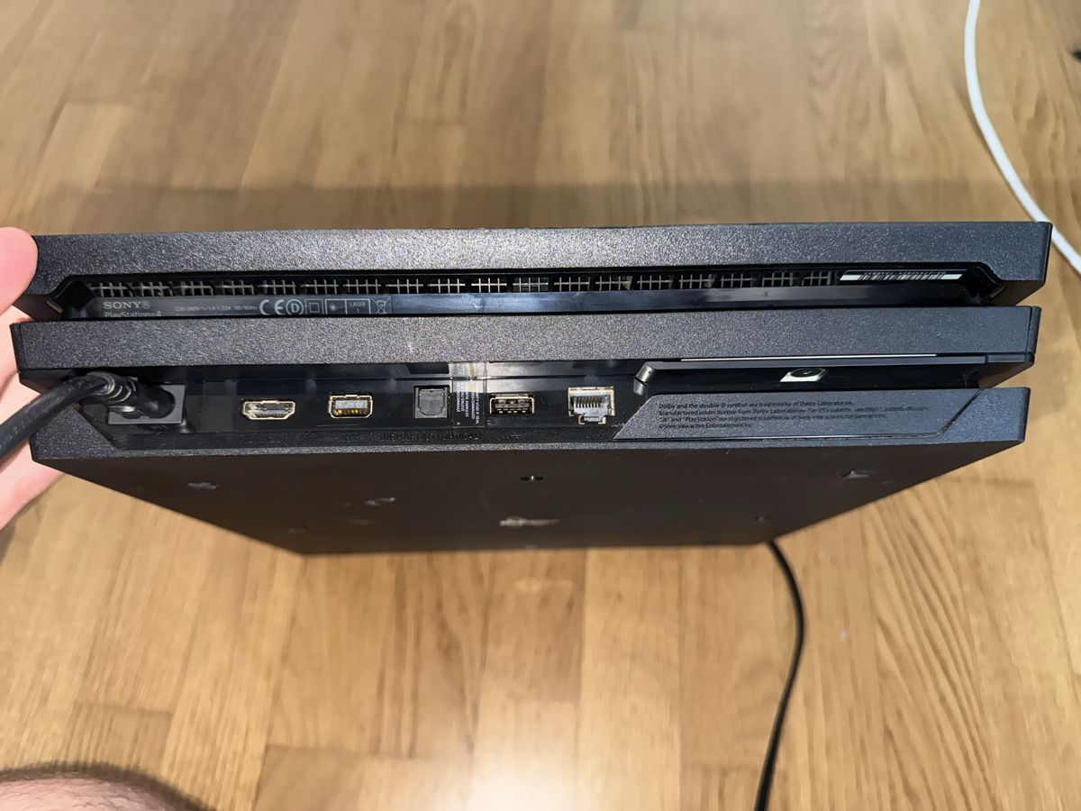 Sony Consoles: PS4 Pro – D'occasion à Kirchberg BE par Chrigu_86 2