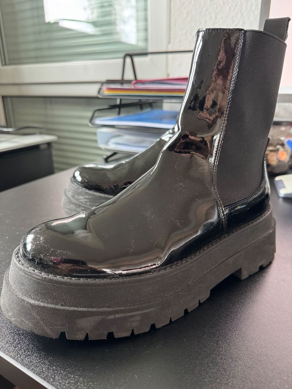 Damenschuhe: Siefelette, schwarz, Lackoptik, Grösse 40 – Gebraucht aus Rorschacherberg von beeechen 2