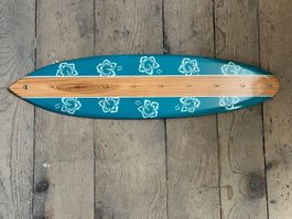 Surfboard aus Holz als Schlüsselbrett im Hawaii-Stil