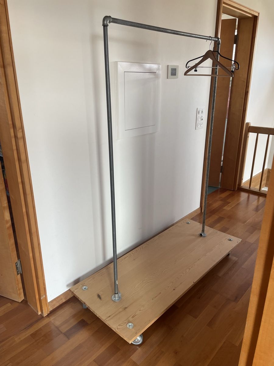 Guardaroba: Rolling Clothes Rack - Industrial Style – Usato da Zürich venduto da dhtwetm