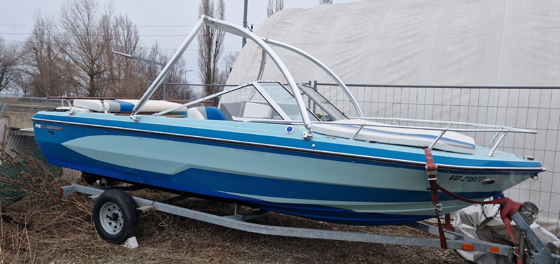Glastron Boote: Glastron Boot mit Wakeboard Turm – Defekt aus Altenrhein von naknet 3