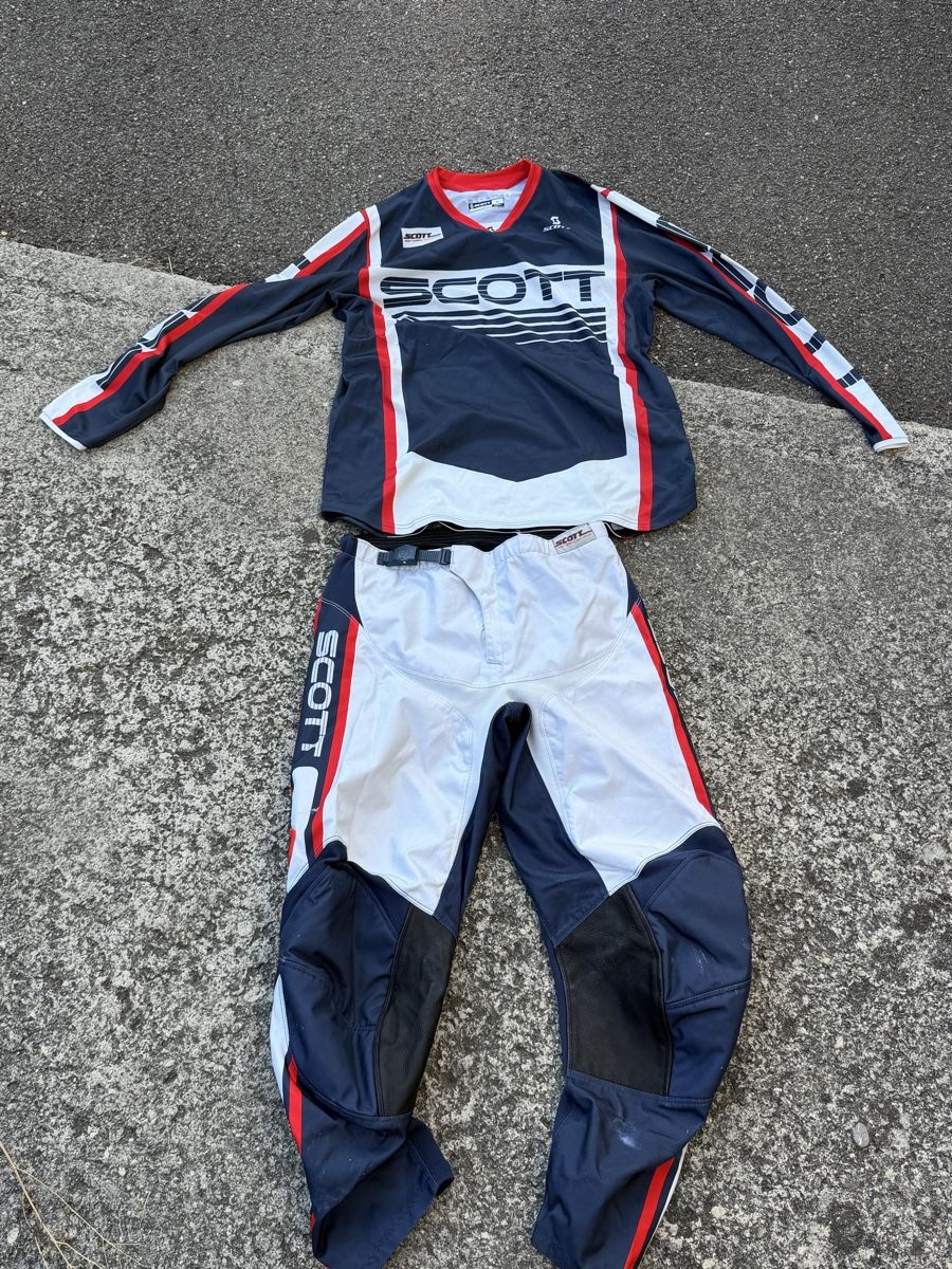 Lots de vêtements: Motocross Hose und Jersey – D'occasion à Engelburg par igetnocow