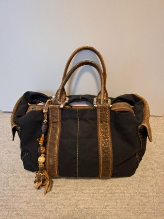 Schwarzi Canvas-Tasche mit Lederapplikatione, neuwertig!