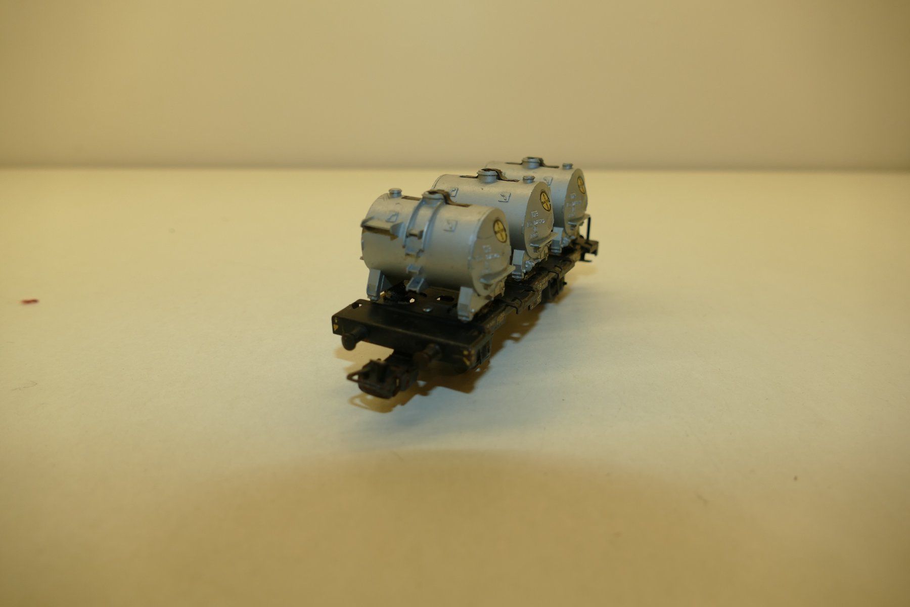 Märklin Modellini di ferrovie: Märklin H0: DB Behältertragwagen Bayer – Usato da Niederhasli venduto da rail-duerst 3