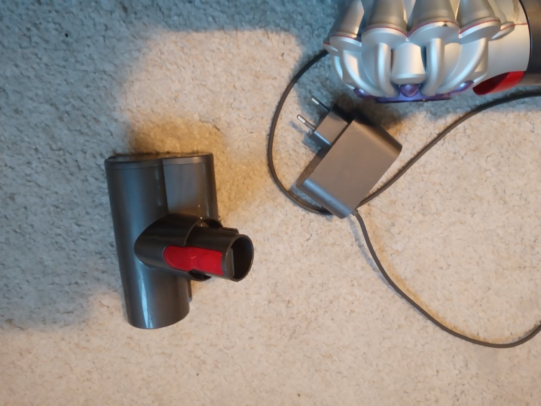Dyson Aspirapolveri & Accessori: Handstaubsauger Dyson V8 – Usato da Prez-vers-Siviriez venduto da Monija70 4