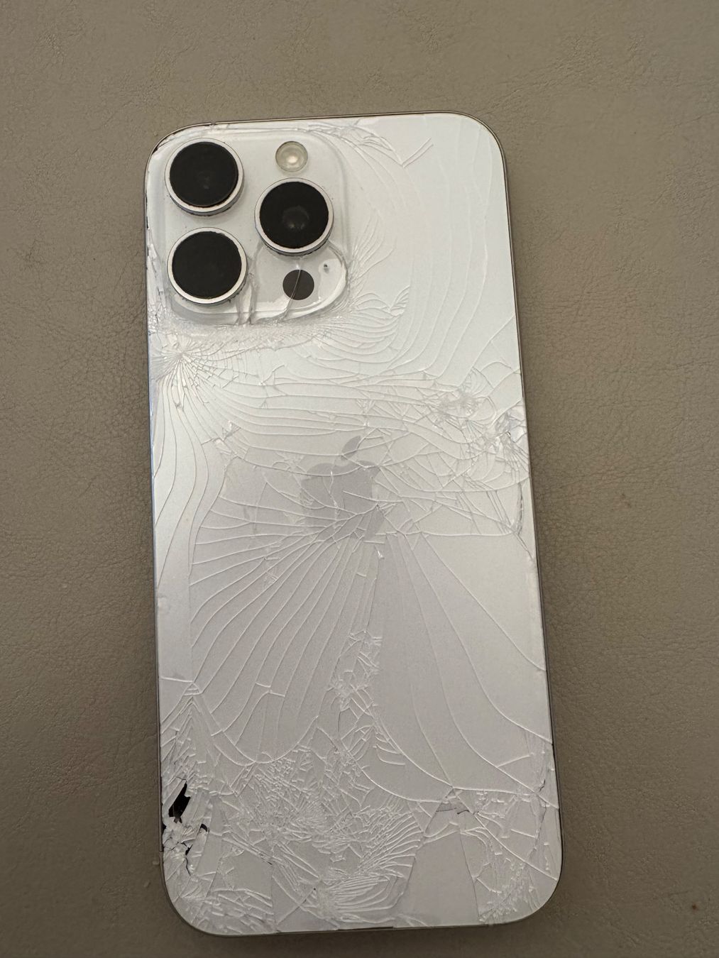 Apple Telefoni cellulari / Smartphones: iPhone 16 Pro Max – Difettoso da Adliswil venduto da Busys 1