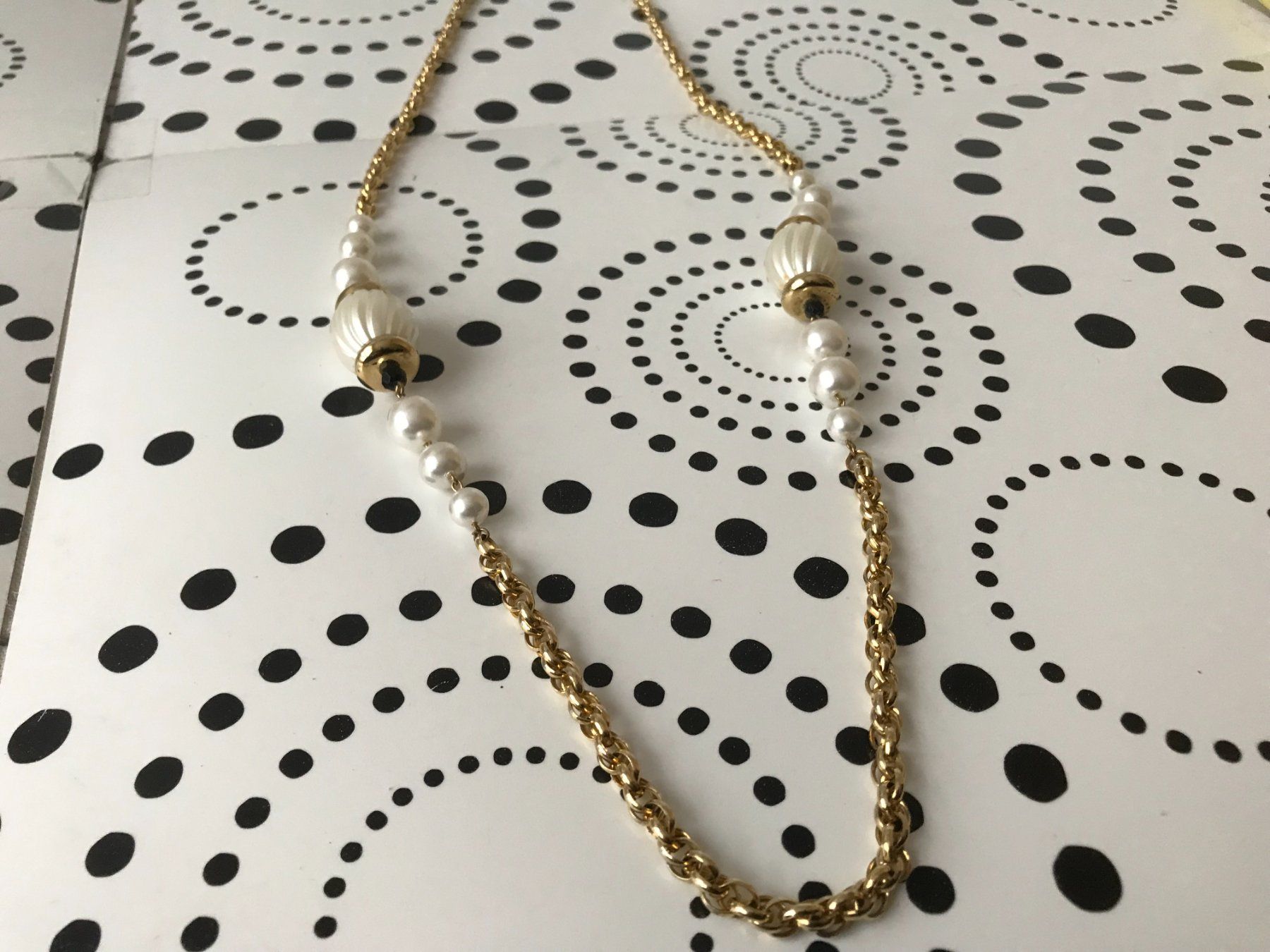 Ketten: Collier doré vintage avec perles blanches - Élégant ✨ – Gebraucht aus Epalinges von dream-watch 4