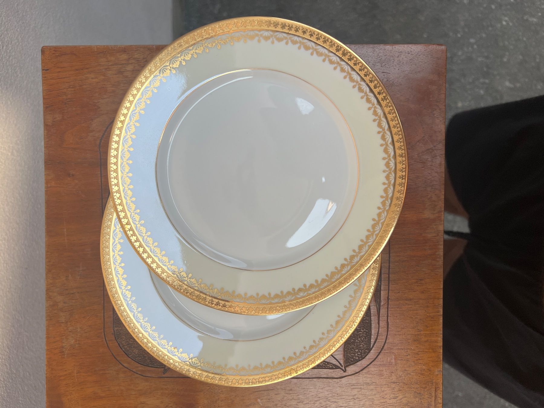 Teller: Zwei Limoges-Dessertteller – Gebraucht aus Riva San Vitale von AM25 1