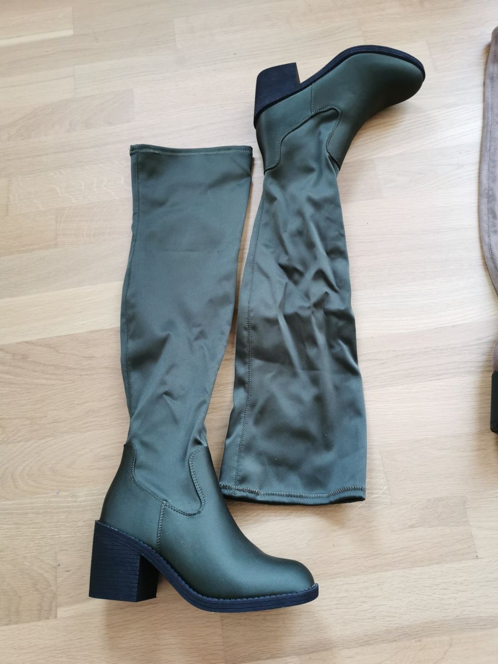 Damenschuhe: Overknees Khaki – Gebraucht aus Luzern von larissa_n