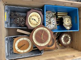 Grosses Lot mit Pendulen, Wanduhren, Pendeluhren  Viele Uhre