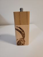 Gewürzmühle aus Holz mit Steinbock- Motiv - Neu 14cm Höhe