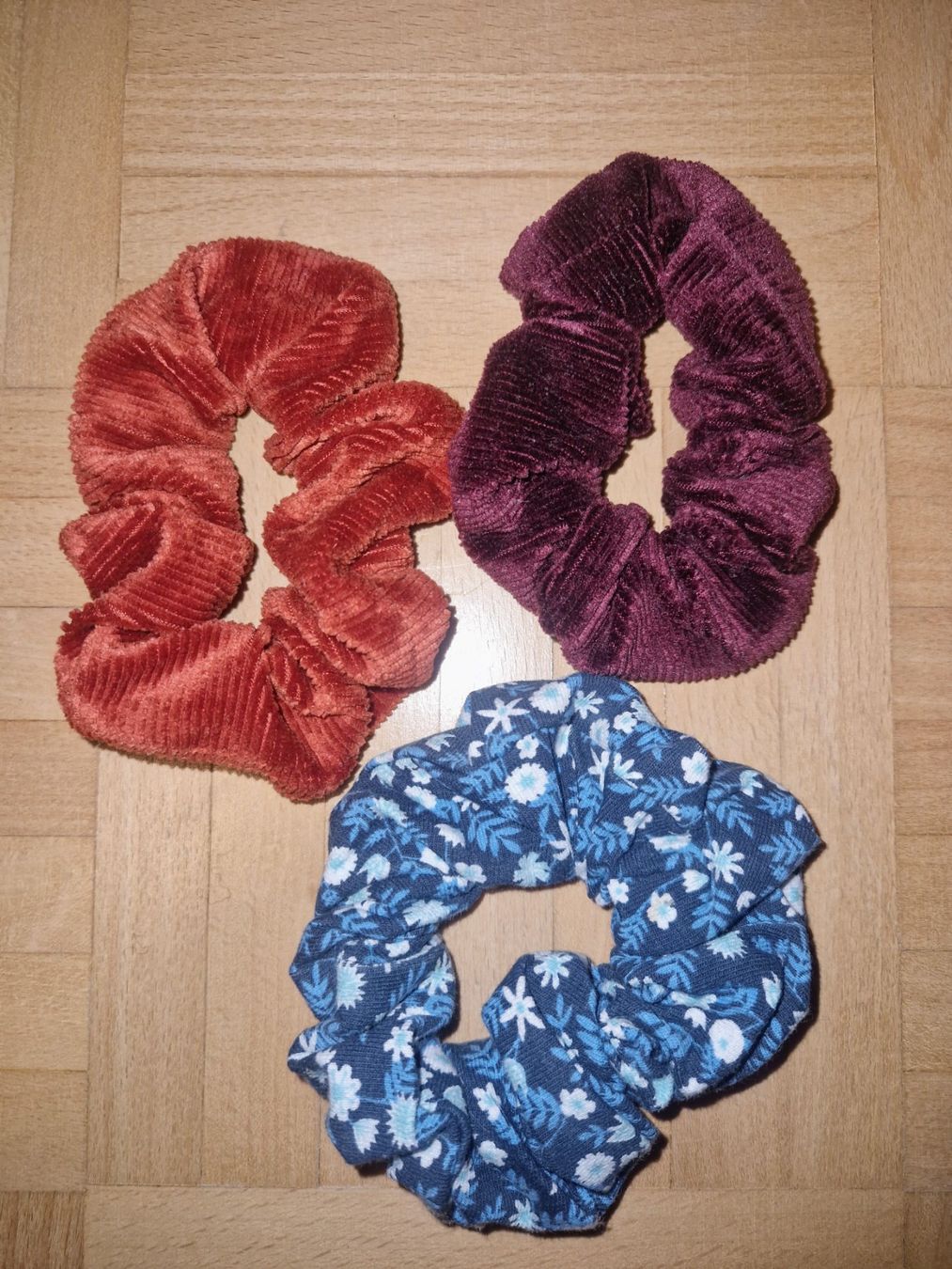 Accessori per capelli: 3 Haargummis Cord Beere Blumenmuster – Usato da Lungern venduto da jcj007