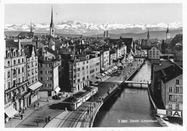 Zürich (ZH) Gesamtansicht des Limmatquais mit Alpenkulisse G