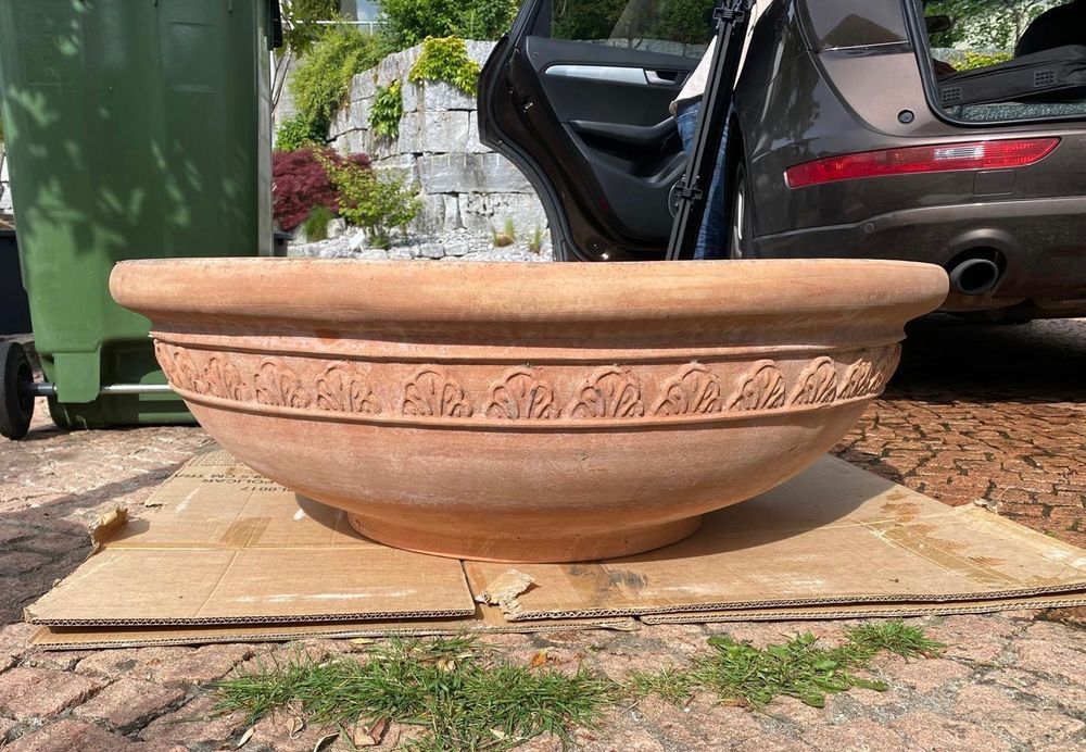 Pflanztopf aus Sandstein 75x45cm dekorativ mit Socke (Gebraucht) in Waltenschwil für CHF 270 – nur Abholung auf Ricardo kaufen