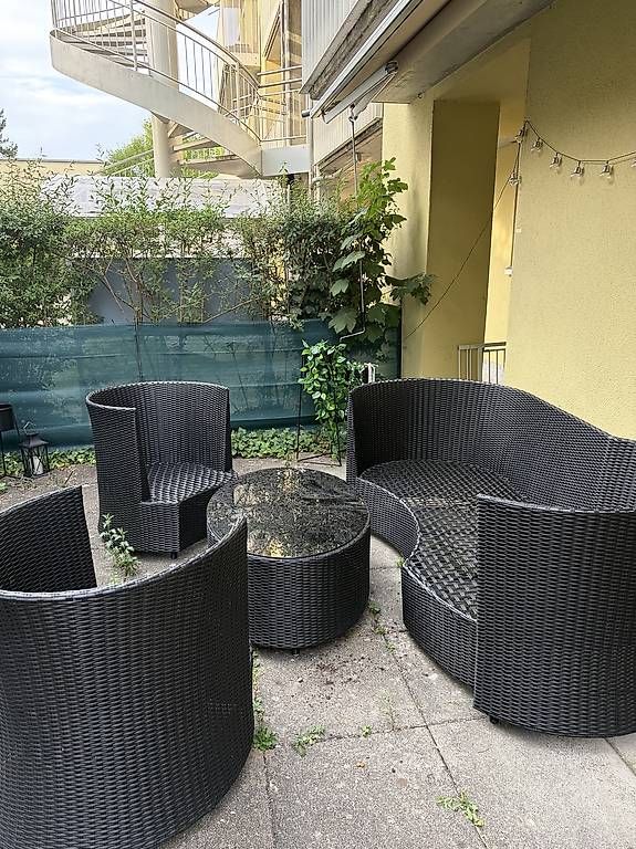 Sofas: Gartenlounge aus Rattan mit Glastisch – D'occasion à Binningen par viantob