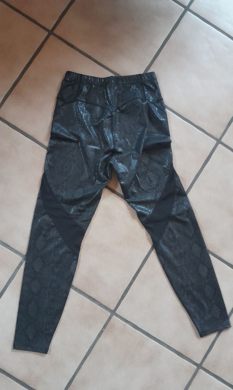 Shein Leggings: Leggings in schlangenoptik – Nuovo (secondo la descrizione) da Innerthal venduto da System_of_a_down 1