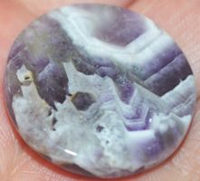 Cabochon L-1372 – Chevron Amethyst mit Blume – 30x30mm