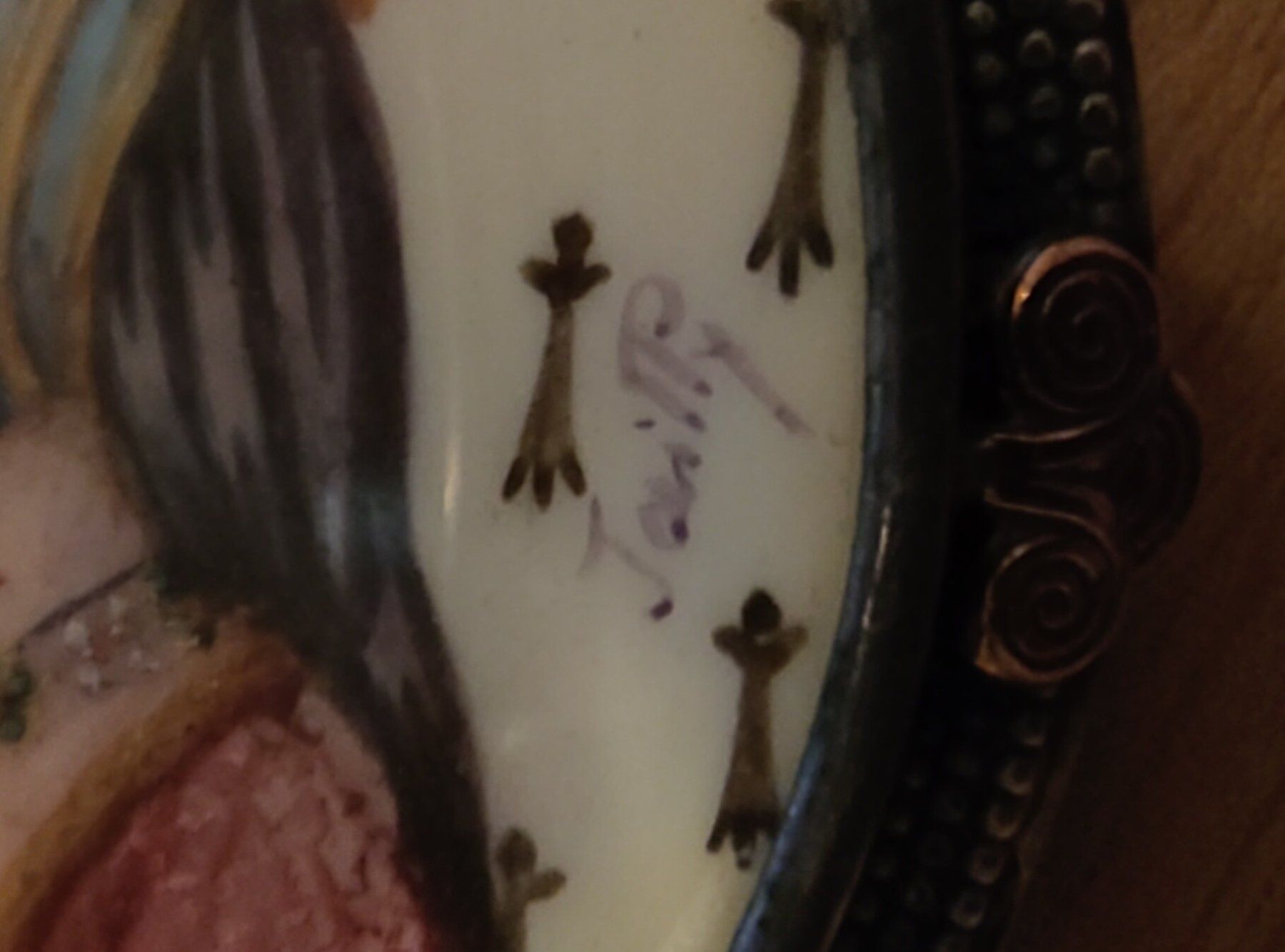 Spille & Fermagli: Handgemalte Miniatur-Brosche, um 1900, signiert – Usato da Zürich venduto da 007Merlin 2