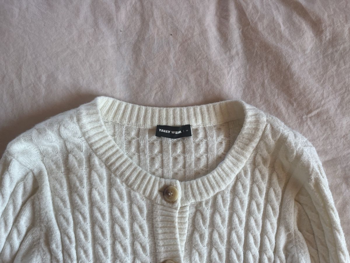 Pulls & Sweat-shirts: Weisse Strickjacke – D'occasion à Frauenfeld par secondhand2hand 1