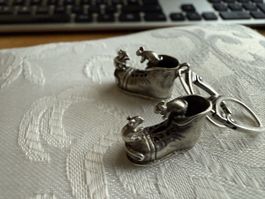 Silber Schuhe als Ohrringe