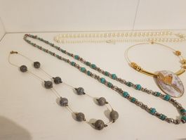 Diverse Schmuck-Kollektion: Halsketten und Armbänder