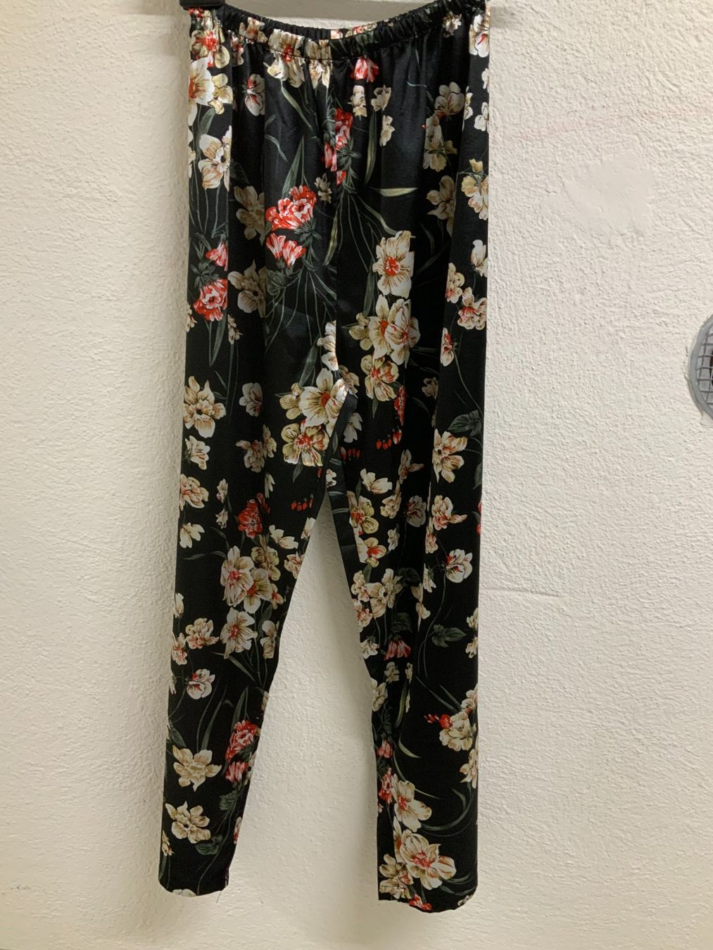 Pantaloni: Pyjama Hose Schwarz Blumenmuster Grösse M Polyester – Nuovo (secondo la descrizione) da Wallisellen venduto da ASZT 1